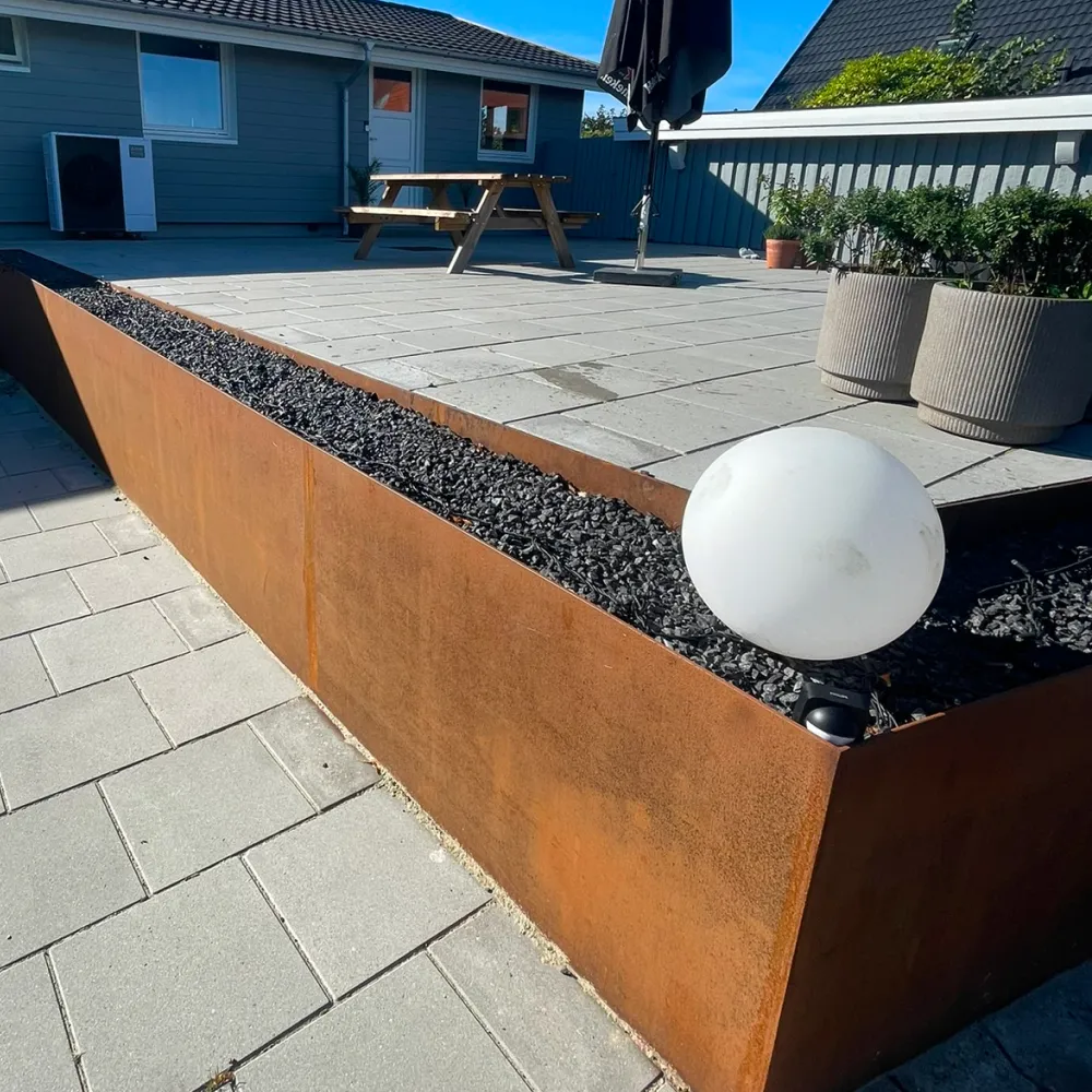 Specialfremstillede højbede i rustikt Corten stål monteret på terrasse af din smed.