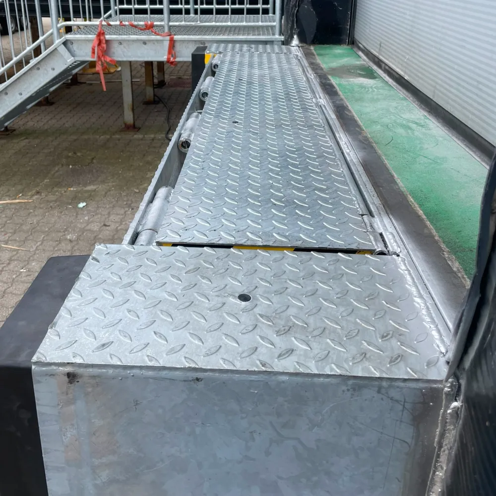 Specialfremstillet arbejdsplatform i skridsikker dørkplade, leveret af din smed i København.