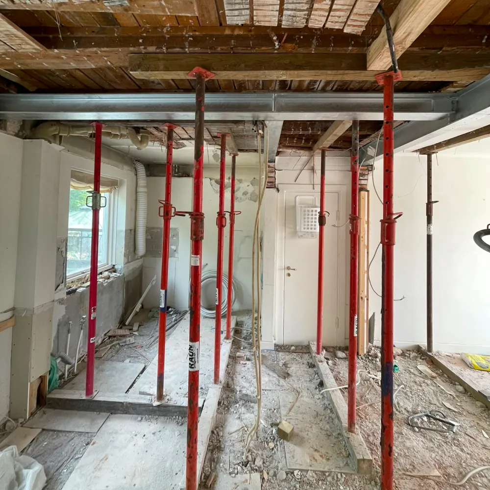 Montage af overliggere og stålspær til renoveringsprojekt, udført af din lokale smed.