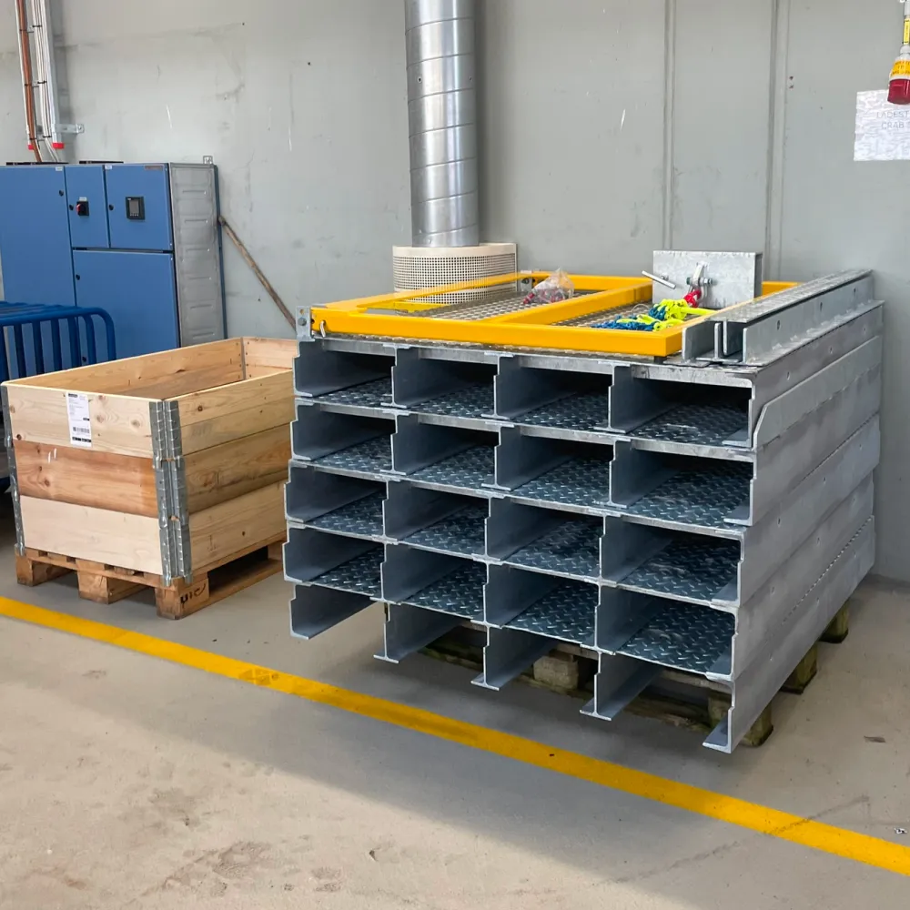 Lager af præcisionsfremstillede og galvaniserede stålkomponenter fra vores smedeværksted.