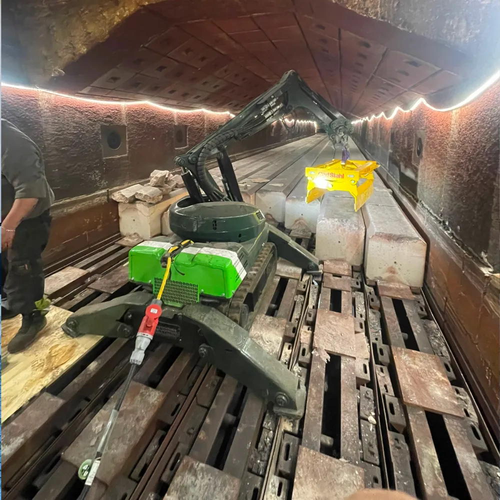 Specialistopgave i stål under udførelse i industrielt miljø. Professionelt smedearbejde.