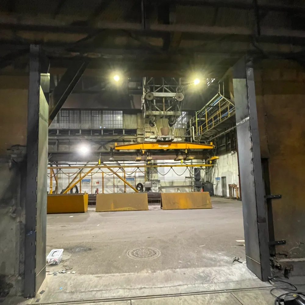 Montage af kraftig stålramme til industriel portåbning, udført af smede fra CMP Metal.