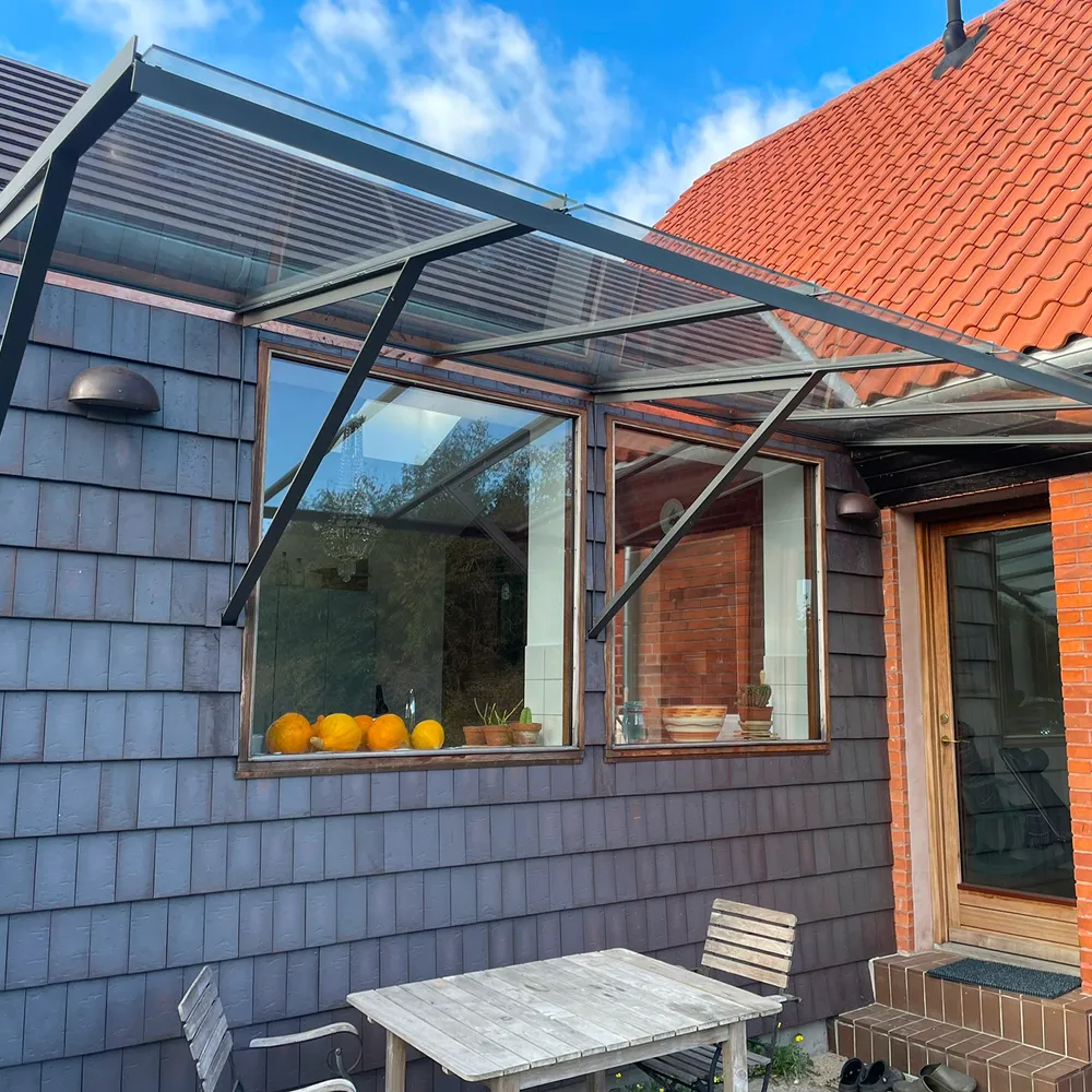 Stilrent udhæng i stål og glas monteret over terrasse af din lokale smed i København.