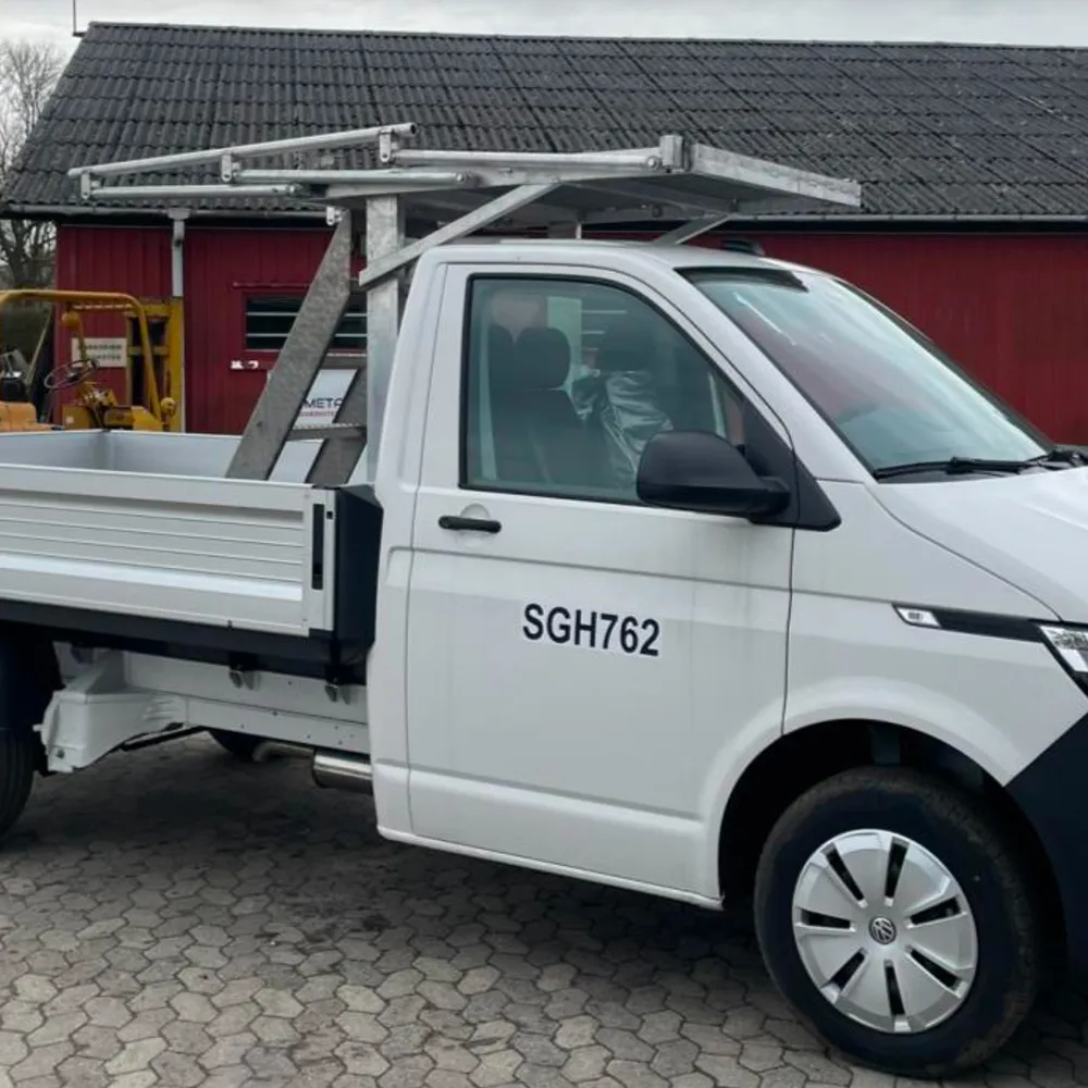 Skræddersyet stativ i galvaniseret stål monteret på ladbil af faglært smed.