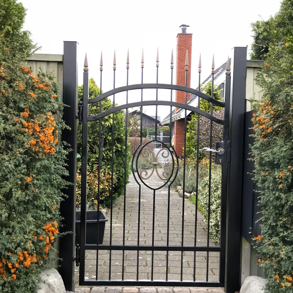 Flot havelåge i smedejern med buet top og detaljer. Klassisk håndværk fra din smed.