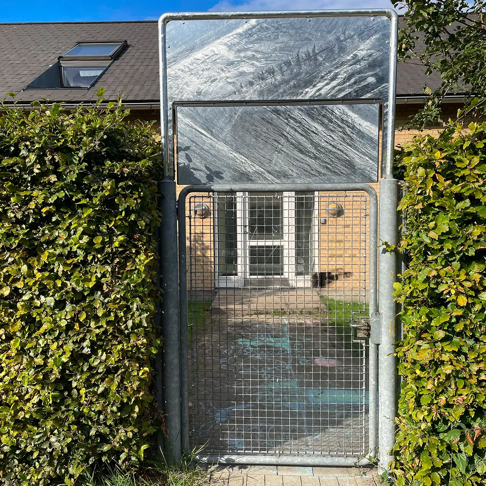 Høj, galvaniseret gitterlåge til sikring af indgang, leveret af jeres lokale smedeværksted.