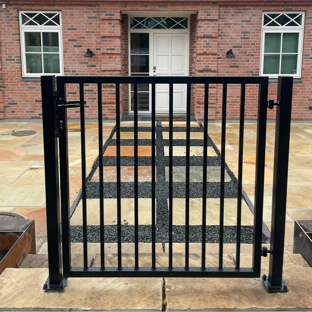 Sortlakeret stållåge i stilrent design. Kvalitetsbevidst smedearbejde til privat ejendom.