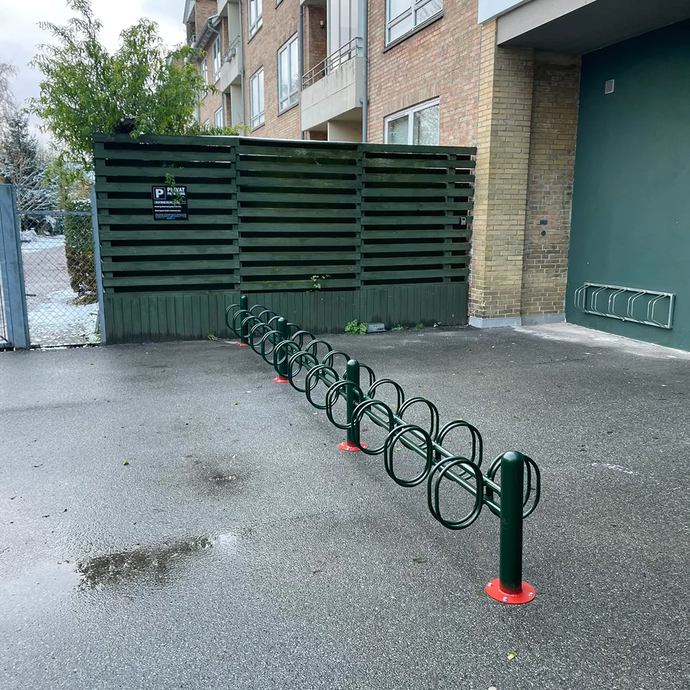 Specialdesignede og pulverlakerede cykelstativer monteret for kunde i København af smed.