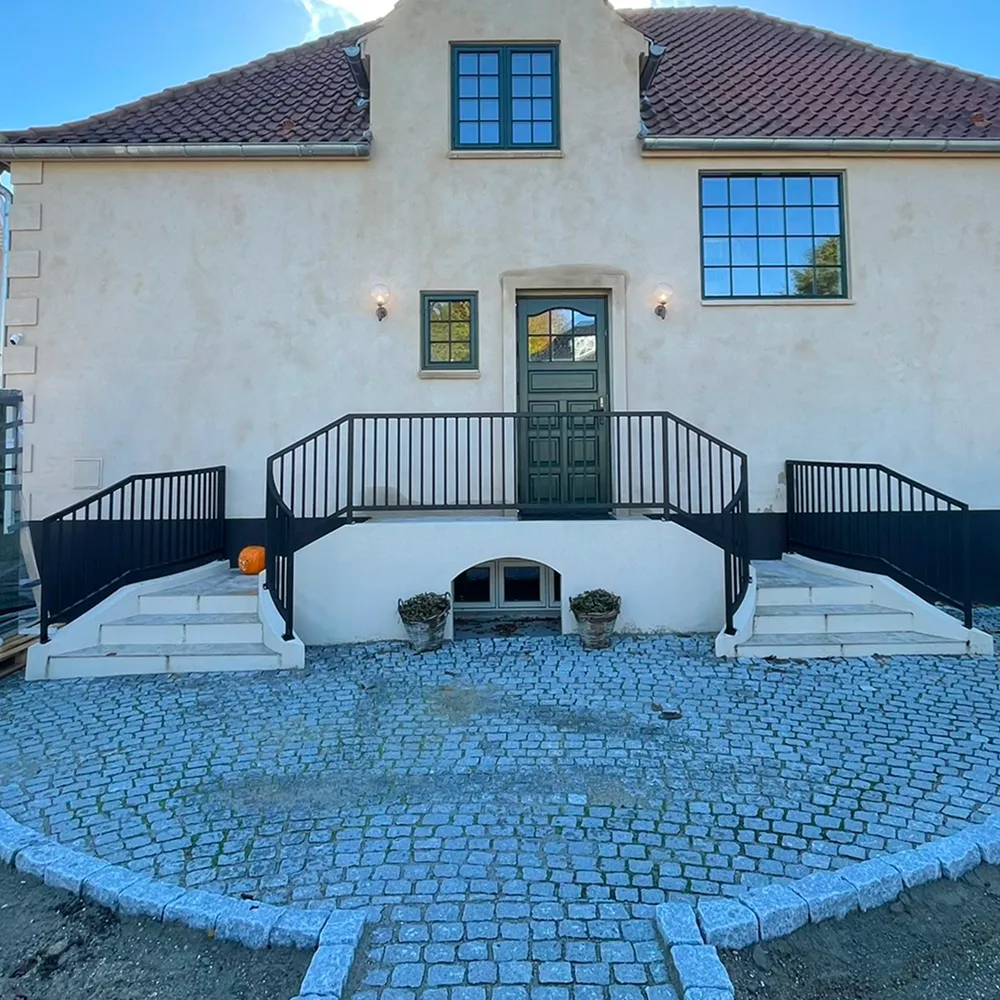 Komplet gelænder- og trappeløsning i stål til præsentabel ejendom i København, udført af smede