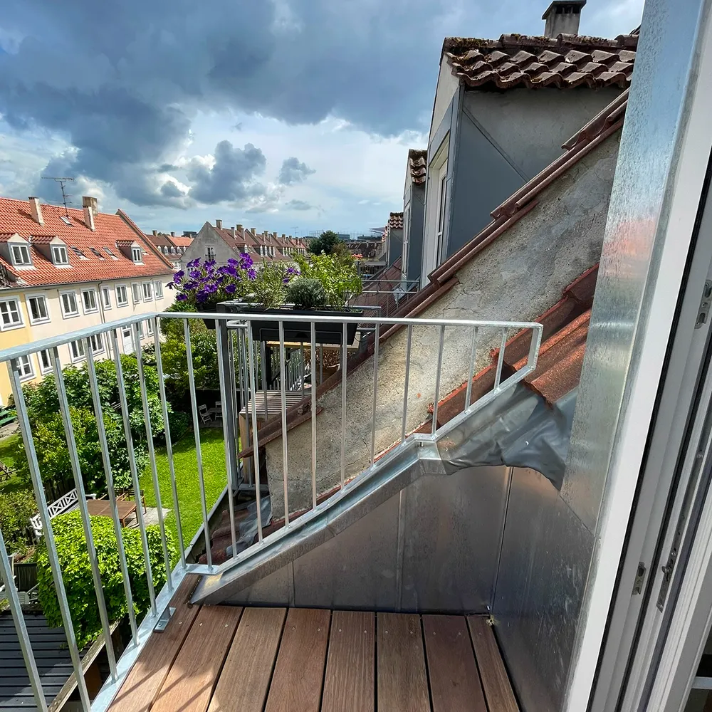 Specialfremstillet værn til altan og tagterrasse, monteret af smed i København.