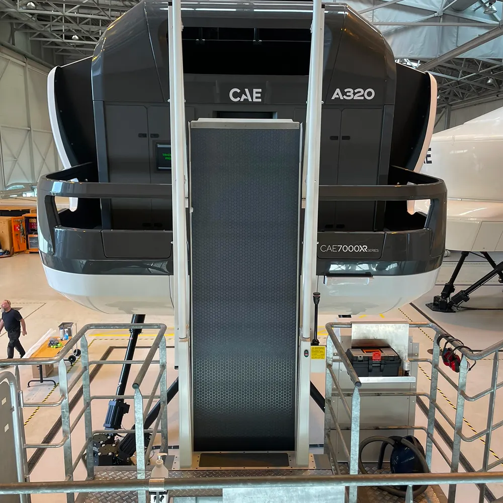 Skræddersyet trappe og gangbro i metal til CAE flysimulator, udført af faglært smed.