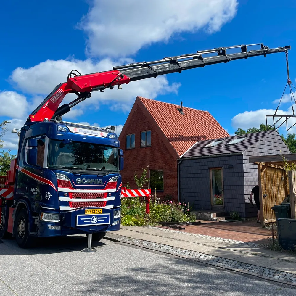 CMP Metal benytter kranbil til sikker levering og montage af tungt smedearbejde i København.