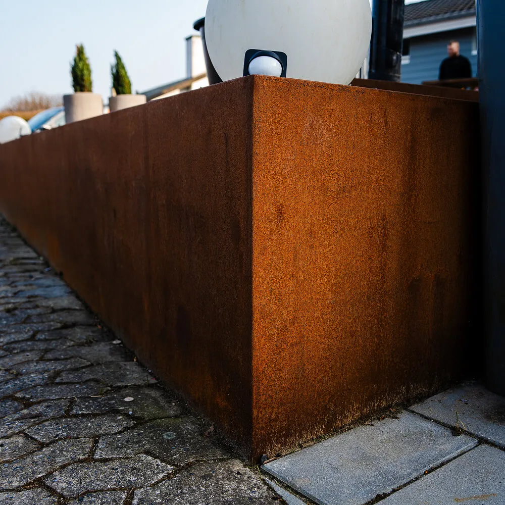 Rustikke højbede i Corten stål til terrasse, leveret og monteret af din smed i Ballerup.