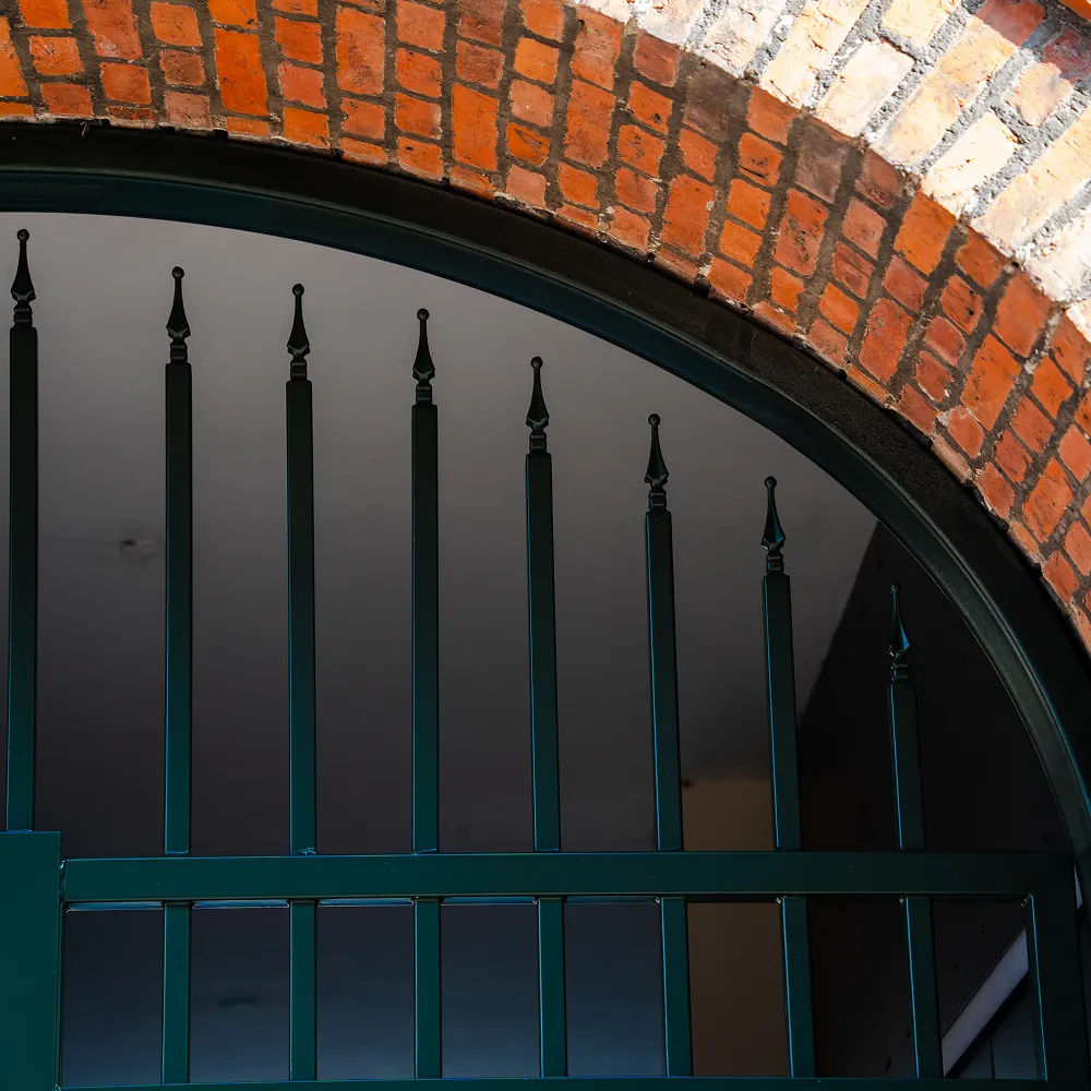 Detalje af håndlavede portspyd i stål. Klassisk smedearbejde leveret til kunde i Valby.