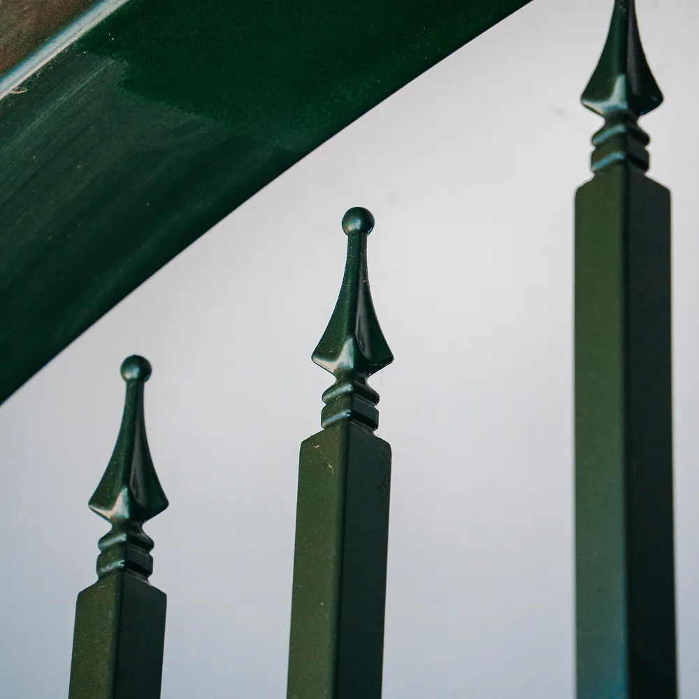 Nærbillede af dekorative spyd på en speciallavet port, fremstillet af smedeværksted.