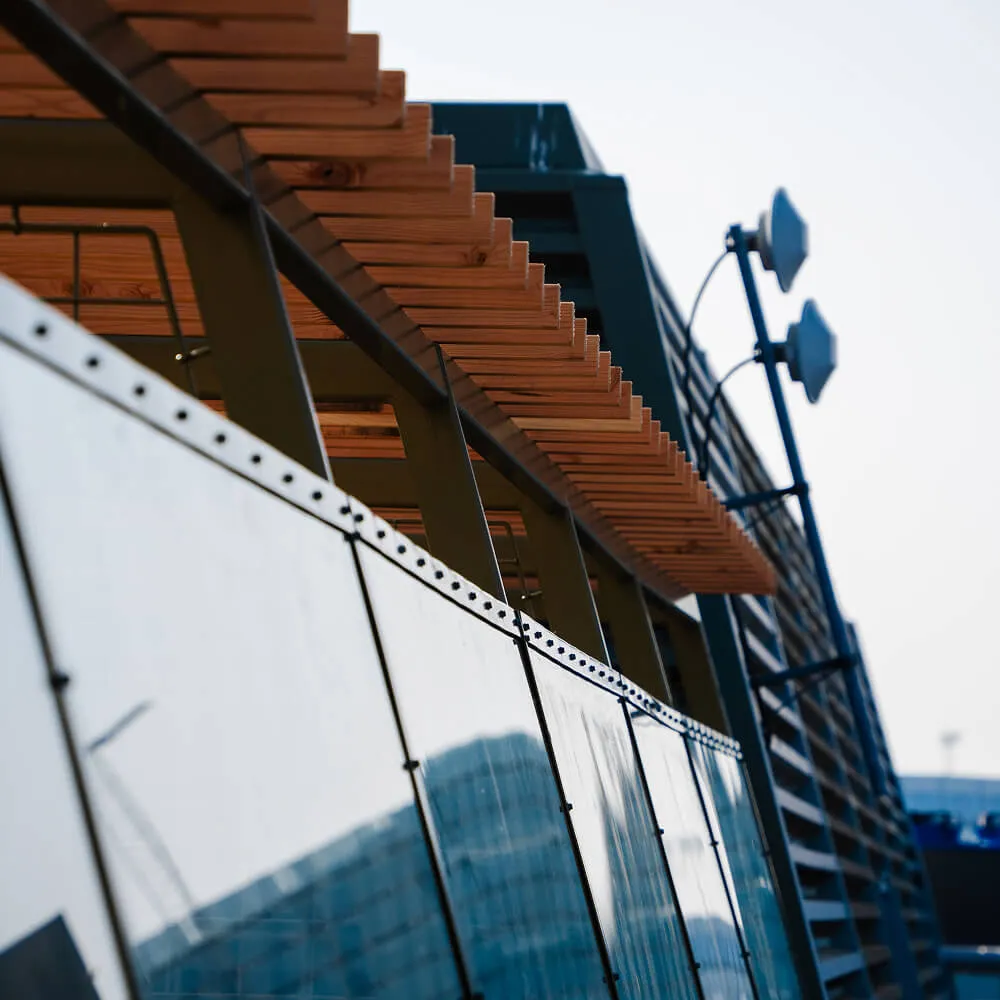 Specialfremstillet facade- og vindafskærmning monteret af smedeværksted hos CMP Metal.