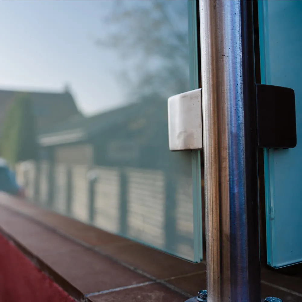 Detalje af glasholder og stålkonstruktion til karnap, monteret af smed i Rødovre.