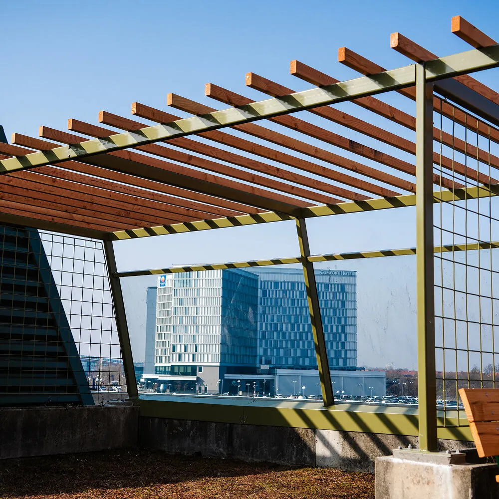 Speciallavet pergola og vindafskærmning monteret af faglært smed i København