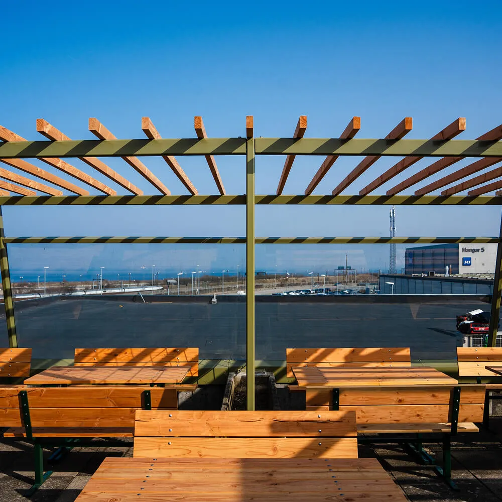 Speciallavet stålkonstruktion pergola og terrasseområde til Københavns Lufthavn, udført af smed