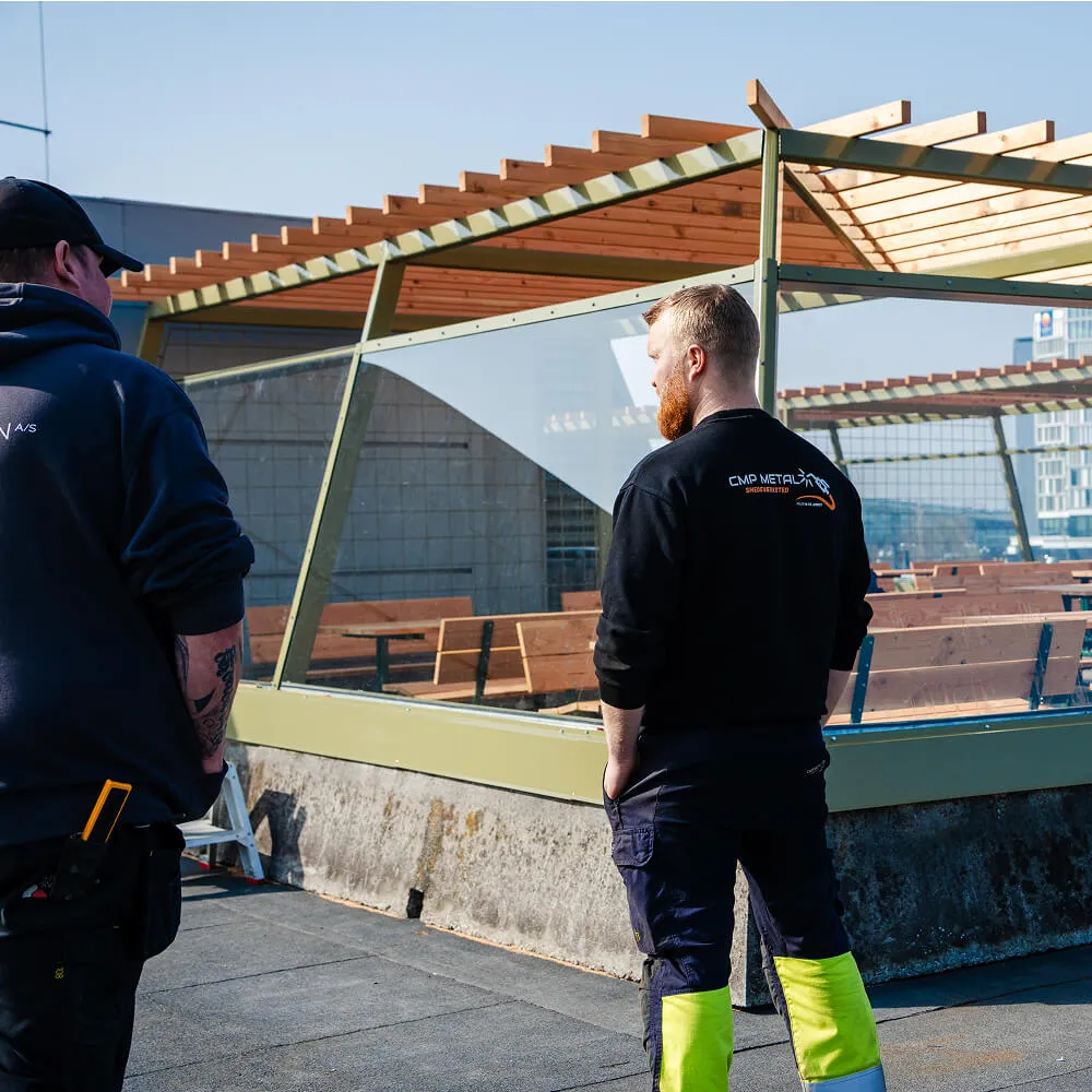 Smede fra CMP Metal ved færdigmonteret udemiljø til ansatte i Københavns Lufthavn