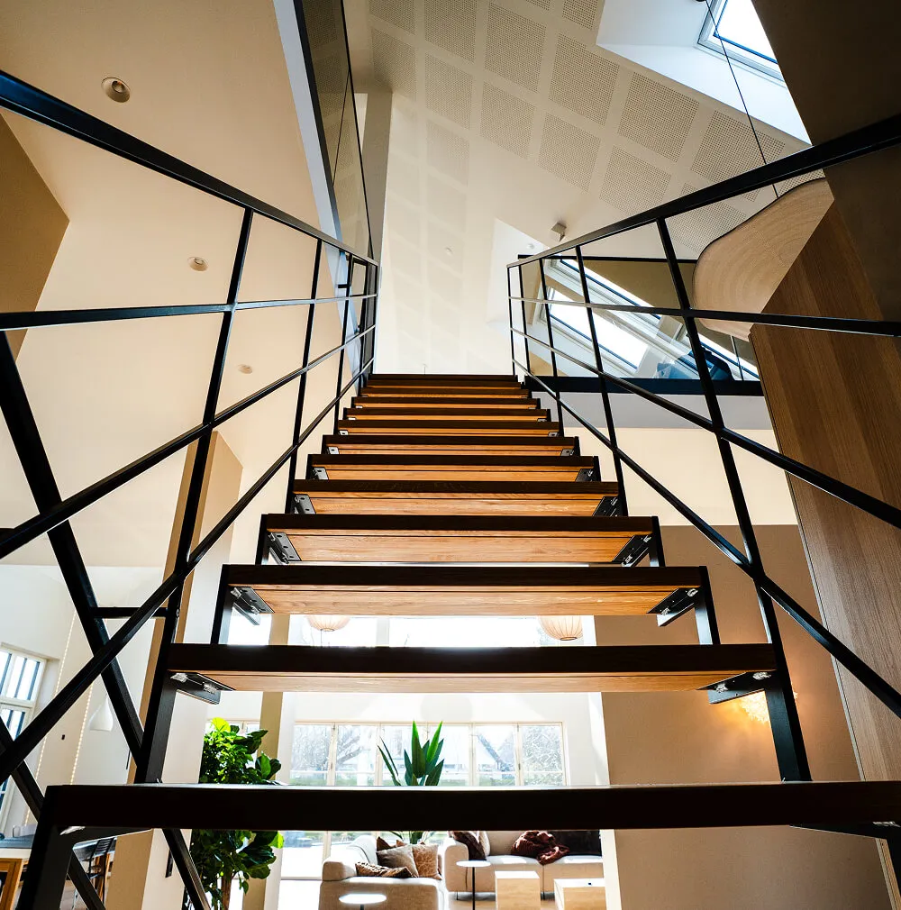Specialdesignet indendørs trappe i stål og træ, leveret af din smed på Amager