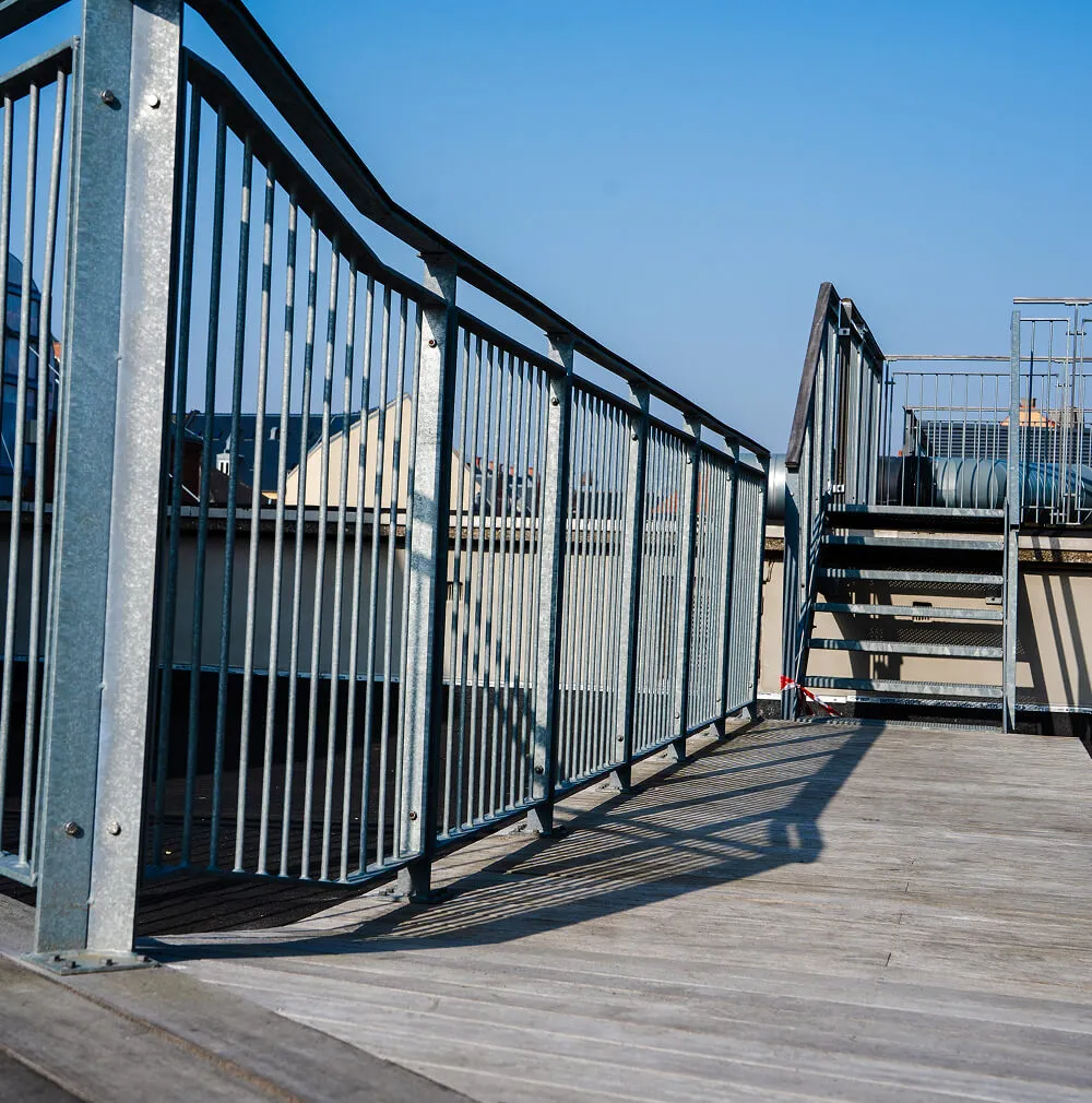 Galvaniseret stålhegn og gelænder monteret på tagterrasse i Field's af erfarne smede.