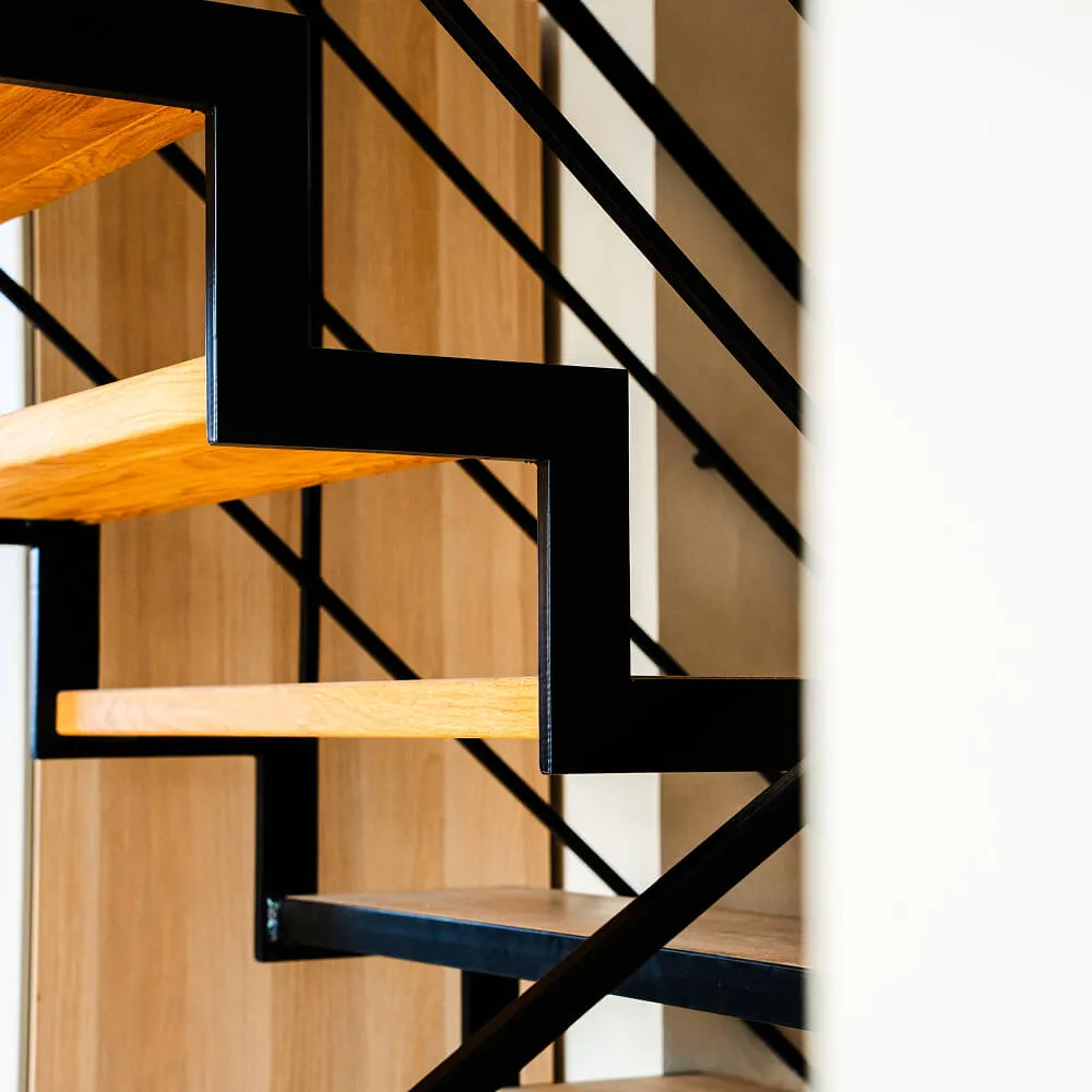 Detalje af specialfremstillet ståltrappe. Kvalitetsbevidst smedearbejde til boligen.