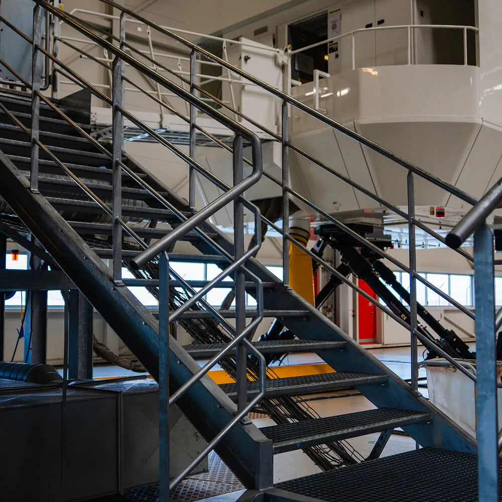 Skræddersyet trappeløsning i stål til træningsfaciliteter i Københavns Lufthavn.