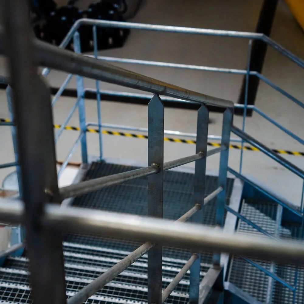 Ståltrappe med skridsikre trin, fremstillet af smed hos CMP Metal til Københavns Lufthavn
