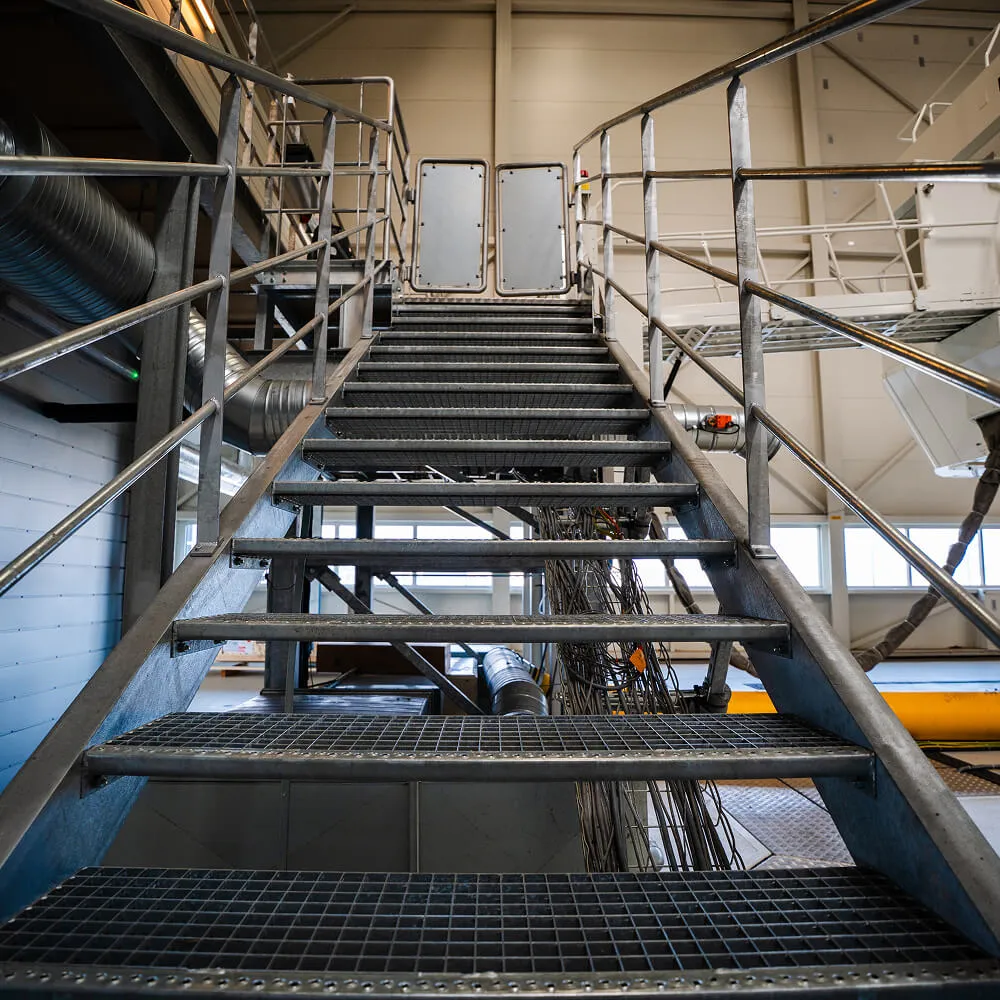 Industriel ståltrappe leveret og monteret af smed