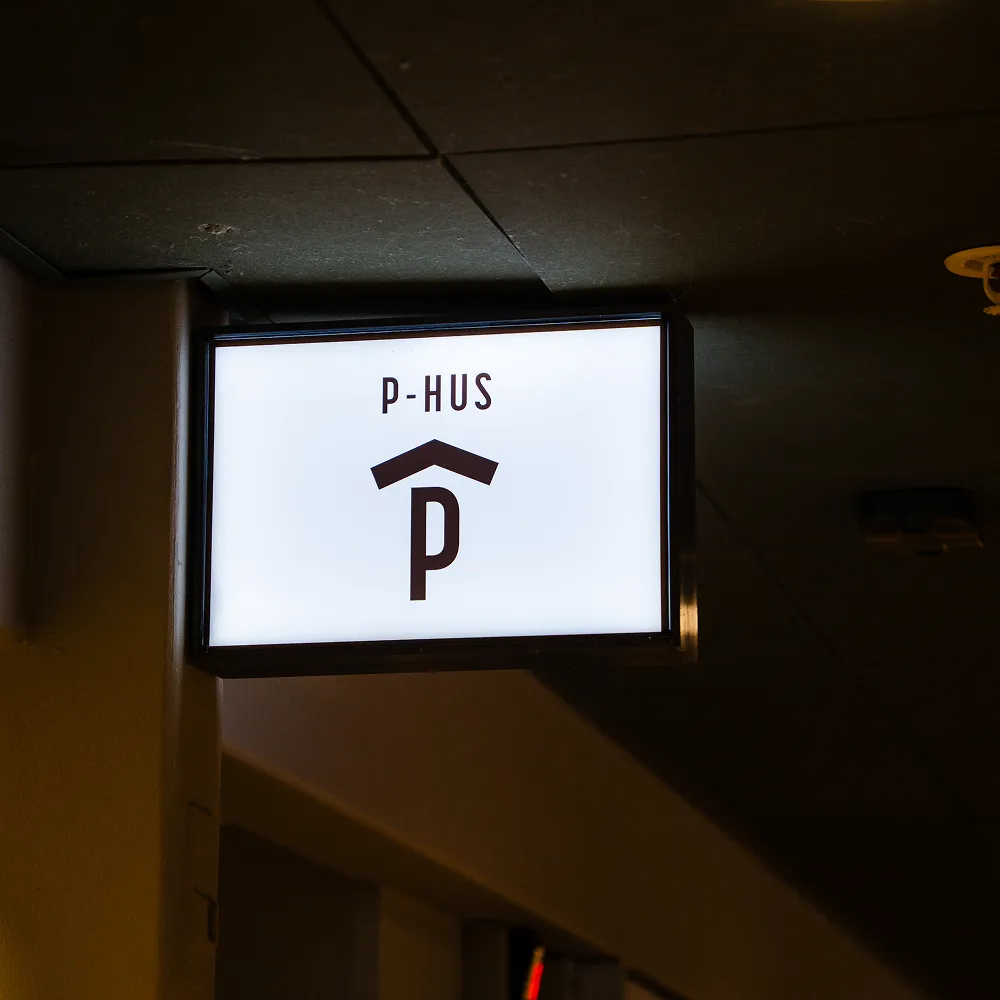 Speciallavet P-hus skilt monteret i byggeri, leveret af CMP Metal.