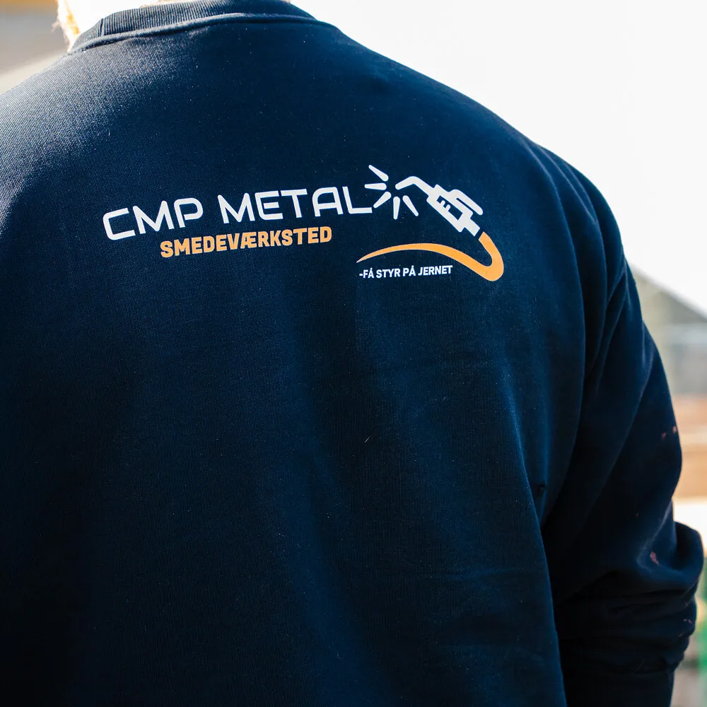 Nærbillede af CMP Metal-logoet på ryggen af en smed under montagearbejde.