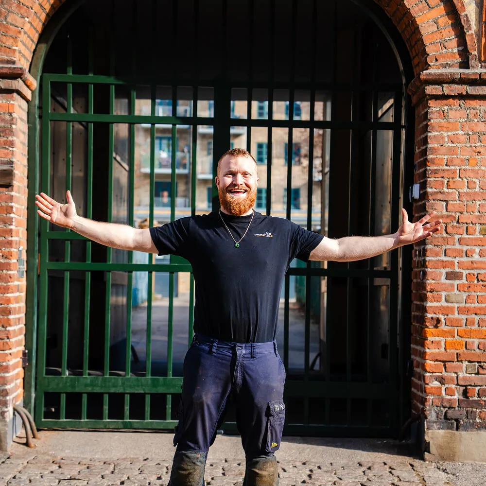 Smedearbejde i København: Charlie fra CMP Metal ved en speciallavet port.