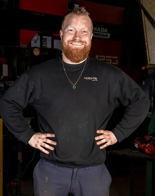 Portræt af Charlie, ejeren af CMP Metal, klar til opgaver for kunder i København og omegn.