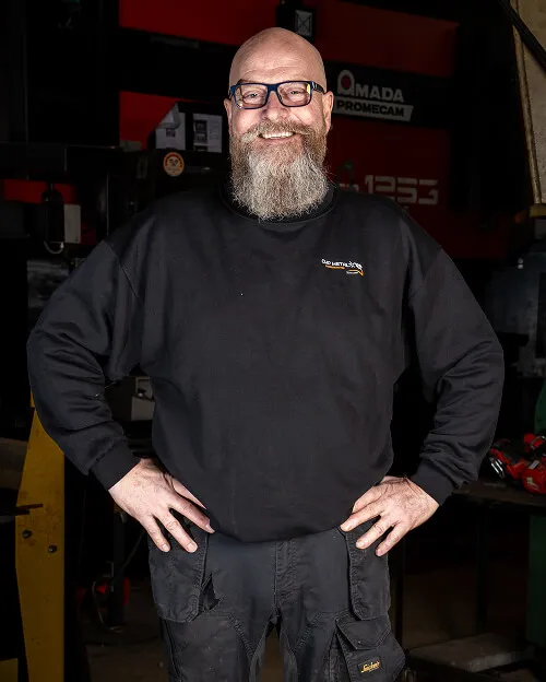 Portræt af smeden Claus fra CMP Metal i professionelt arbejdstøj.