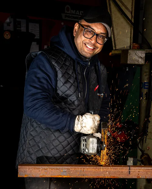 Jerry fra CMP Metal medarbejder ved arbejdsbænken i Storkøbenhavn.