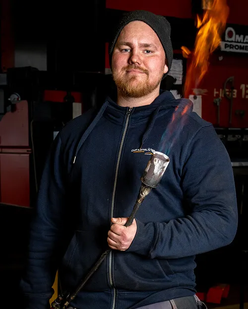 Rune fra CMP Metal medarbejder med tændt svejsebrænder klar til en opgave.