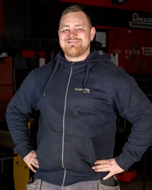 Portræt af Rune fra CMP Metal, klar til metalbearbejdning og smedeopgaver.