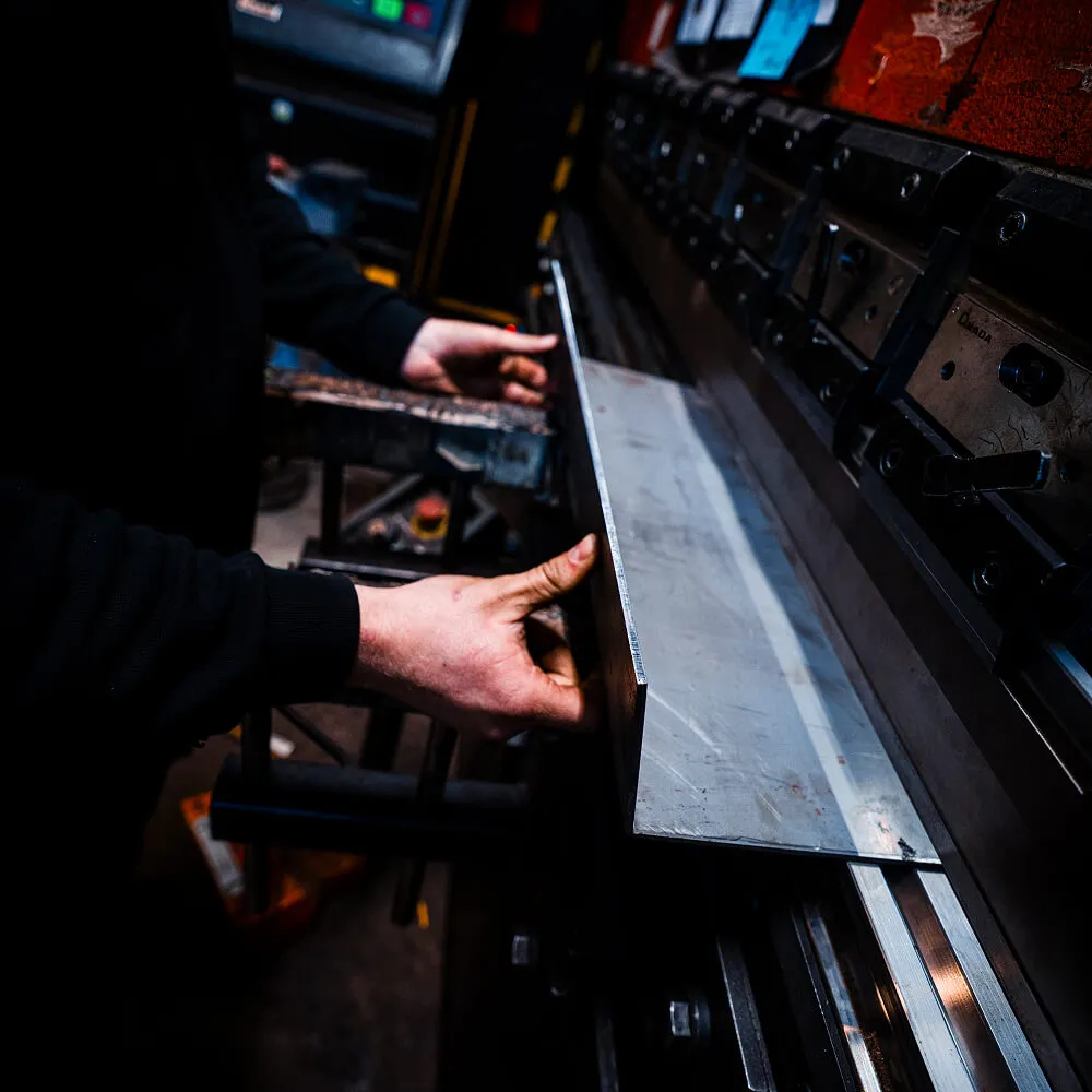 Præcisionbukning af metalplade i en kantpresse hos CMP Metal.