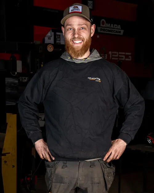 Portræt af Jens fra CMP Metal i arbejdstøj foran værkstedet.