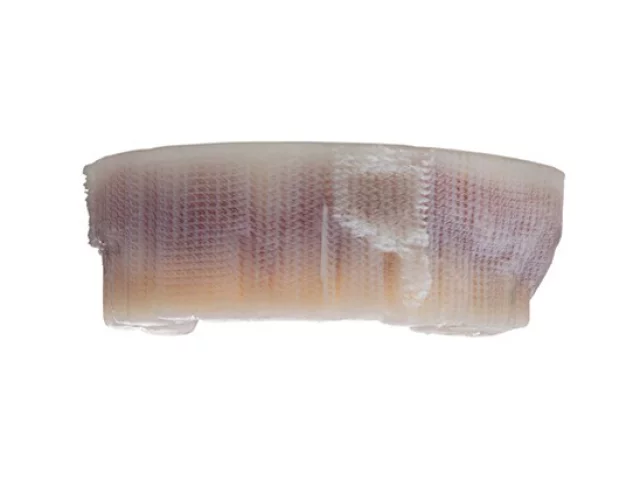 Nahaufnahme eines transparenten medizinischen Klebestreifens mit gewebter Struktur.