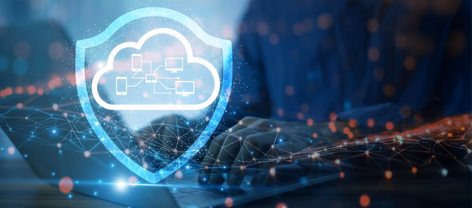 Symbolbild: leuchtendes Cloud-Schild mit vernetzten Geräten über Händen an einer Tastatur