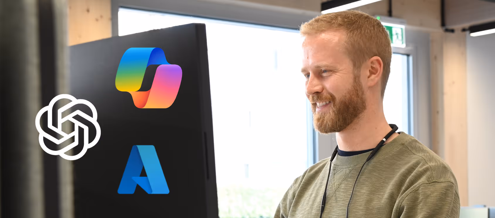 Lächelnder Mann mit Bart am Bildschirm im Büro, daneben Logos von OpenAI, Microsoft Copilot und Azure