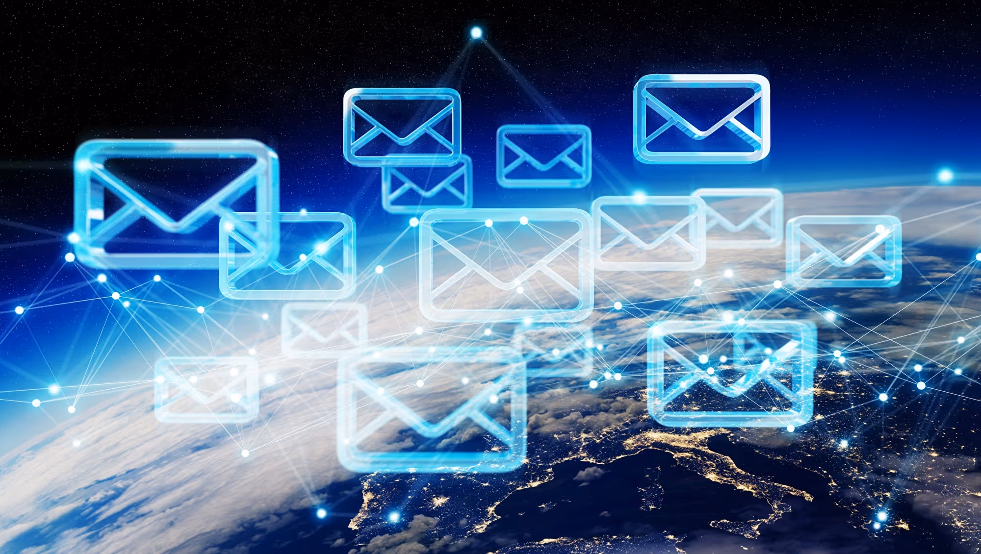 Symbolbild: leuchtend blaue E-Mail-Symbole schweben vernetzt über der Erdkugel im Weltall.