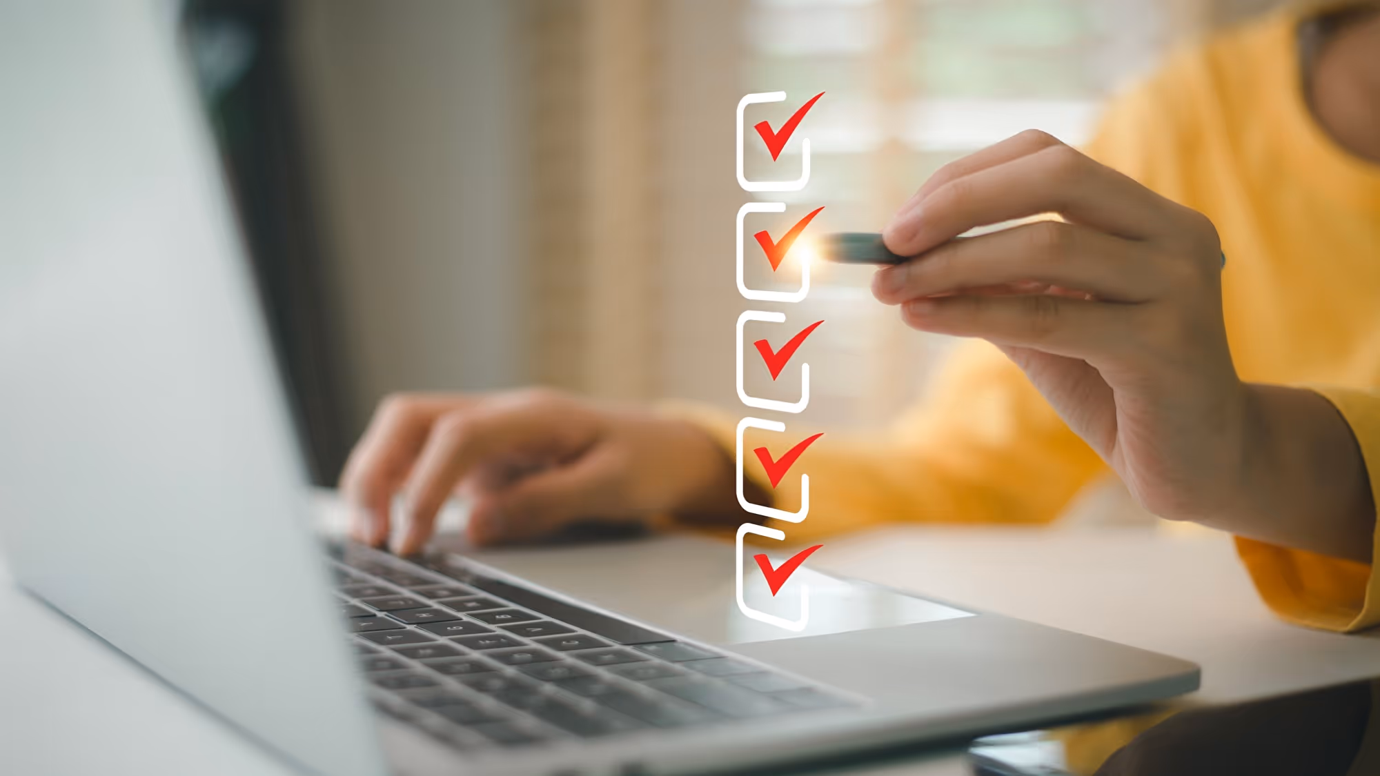 Person am Laptop, daneben Hand mit Stift und Reihe leuchtender roter Häkchen als Checkliste.