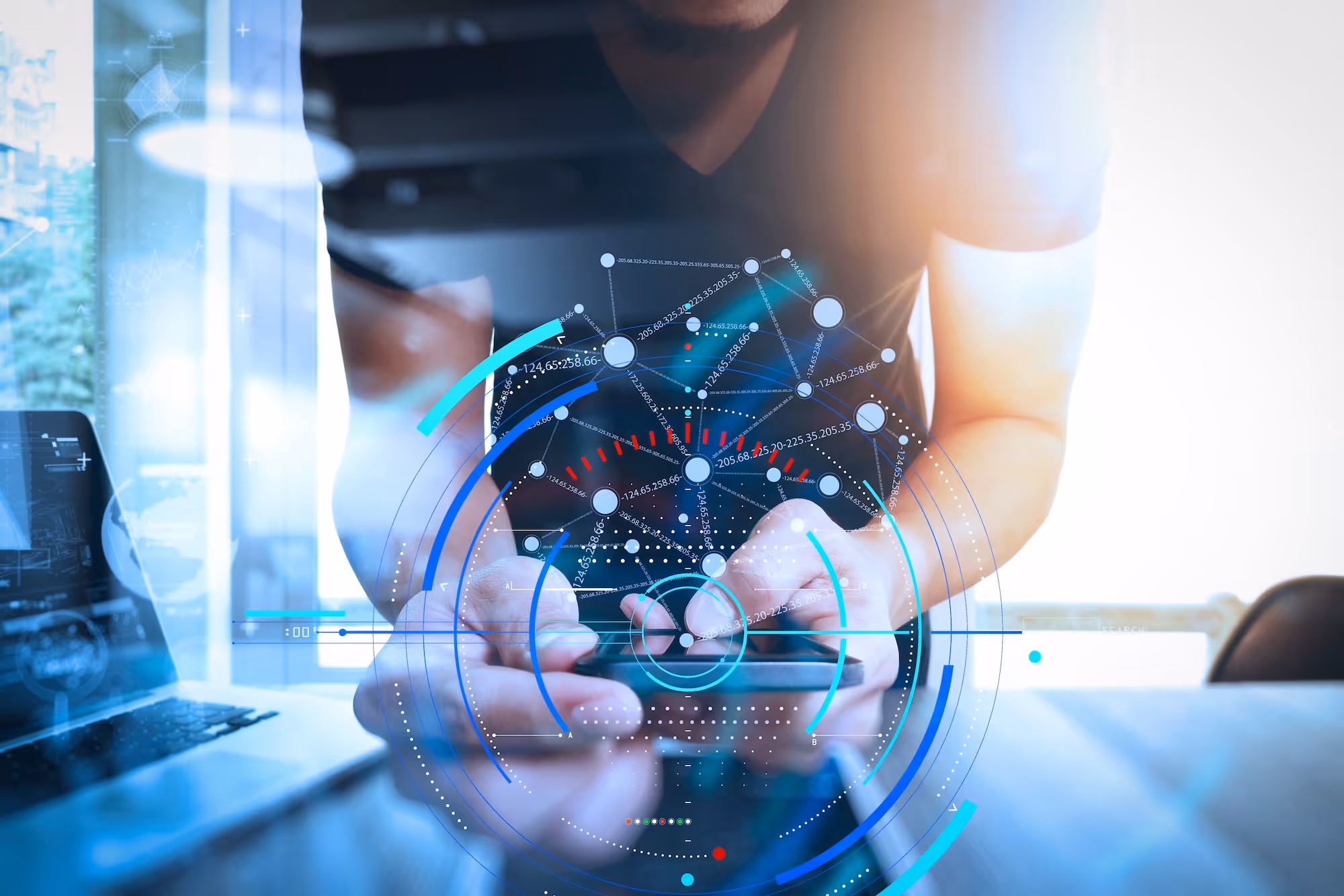 Hände bedienen ein Smartphone, überlagert von einer digitalen Netzwerk-Grafik.