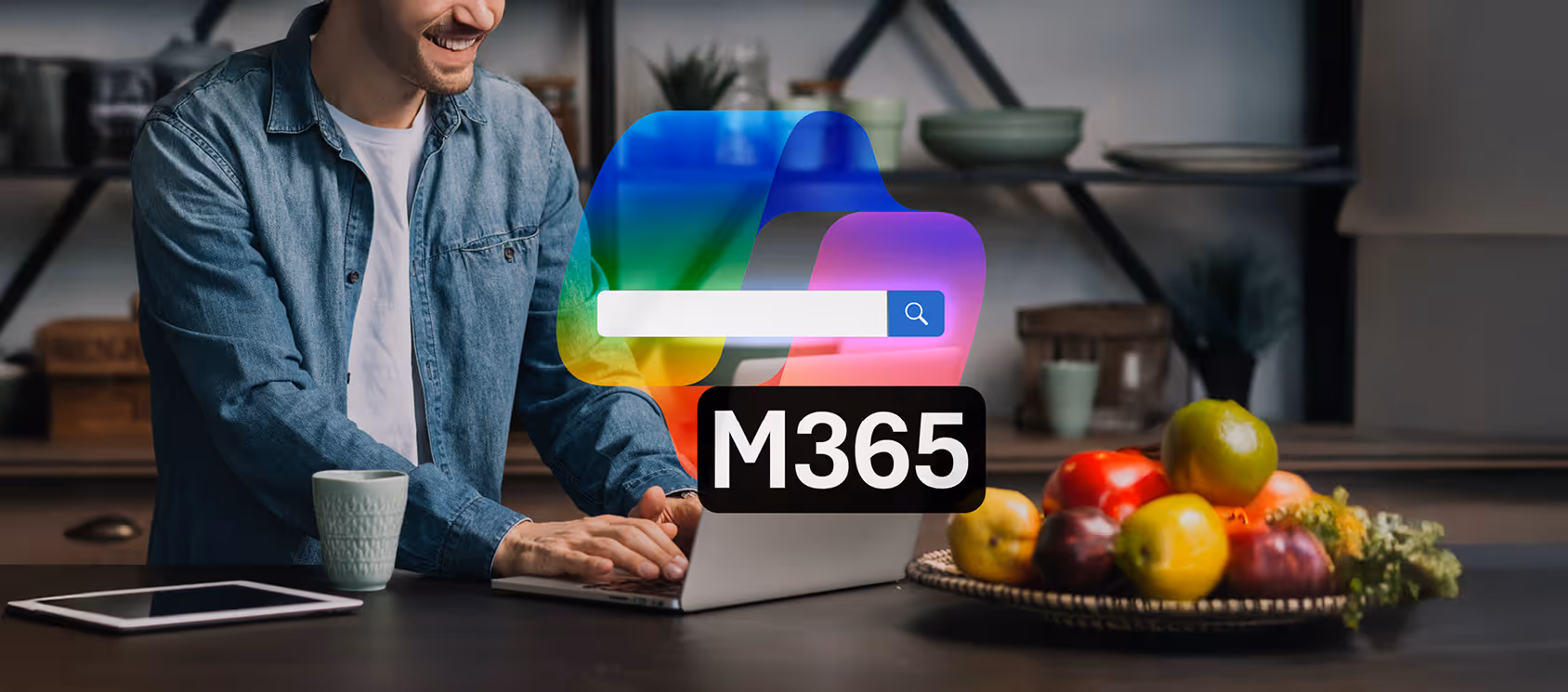 Lächelnder Mann am Laptop in Küche, eingeblendete Suchleiste mit Schriftzug M365
