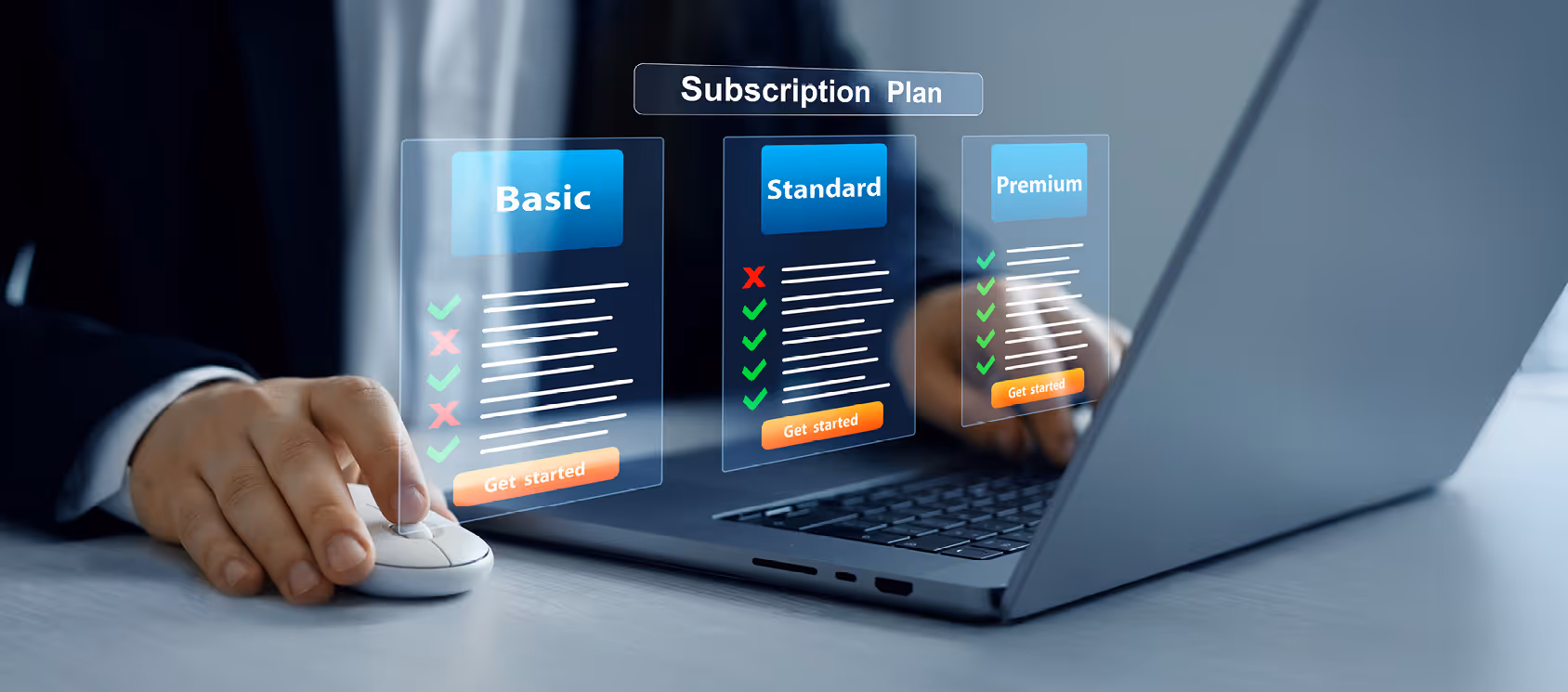Person am Laptop wählt zwischen drei Abo-Plänen Basic, Standard und Premium aus.