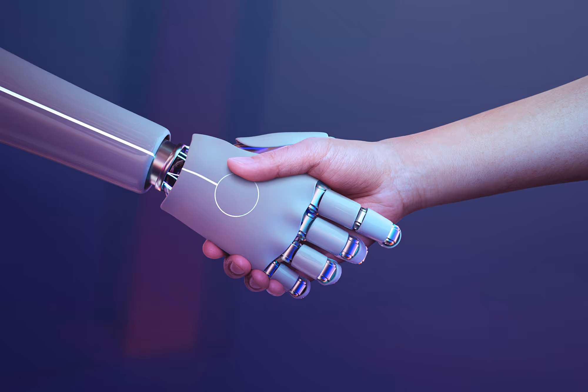 Symbolbild: Handschlag zwischen weisser Roboterhand und menschlicher Hand vor violettem Hintergrund.