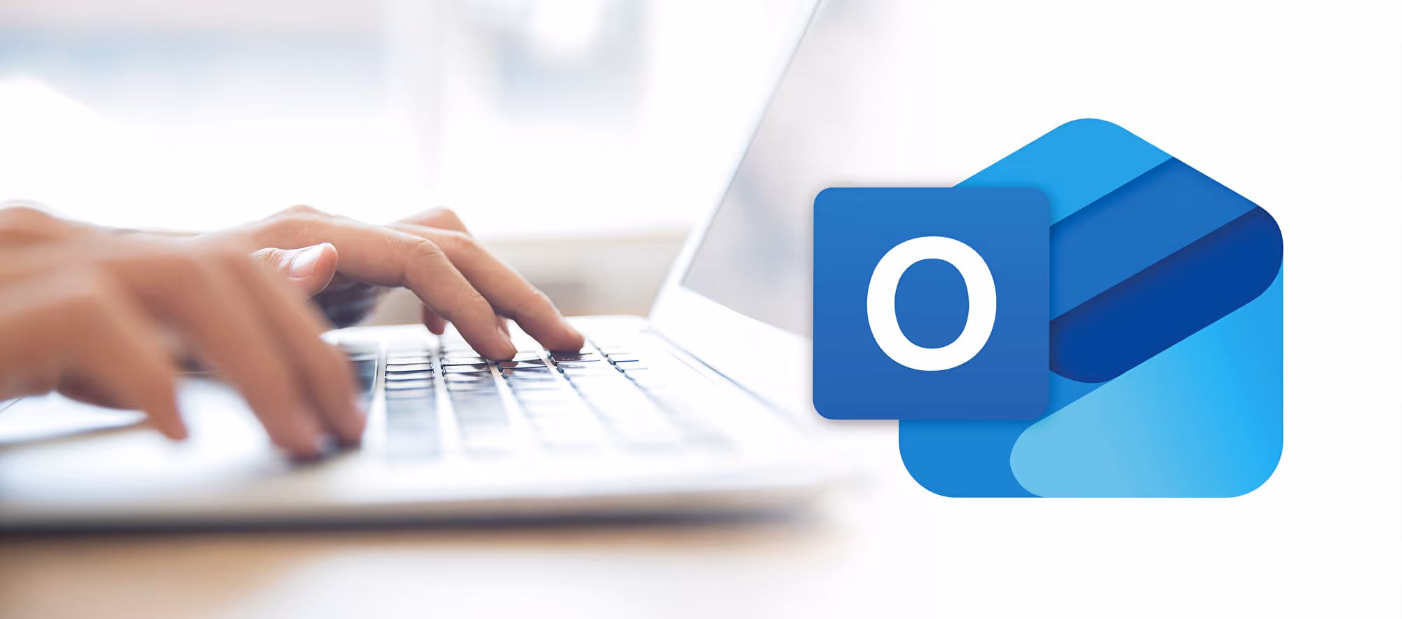 Hände tippen auf Laptop-Tastatur an hellem Tisch, rechts das blaue Logo von Microsoft Outlook.